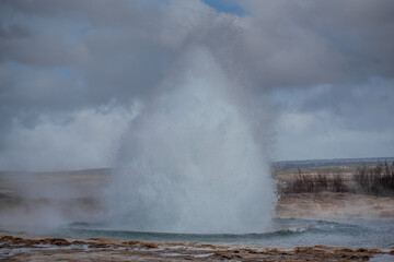 Fototapeta na wymiar geyser in iceland, strokkur, golden circle