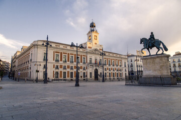 Fototapeta na wymiar Puerta del Sol en Madrid vacía debido a la crisis del Coronavirus