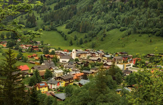 Blick auf kleines Dorf Fusch an der Glocknerstrasse.