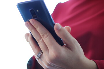 Handy in der Hand der Frau