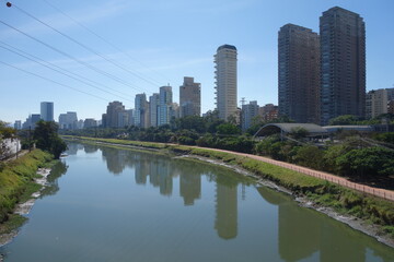 Obraz premium Sao Paulo/Brazil: Tiete river, cityscape and buildings