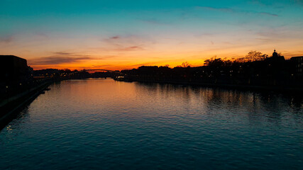 Atardecer en un r&iacute;o de Cracovia