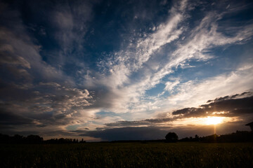 Obraz na płótnie Canvas Sunset cloud formations in the sky.