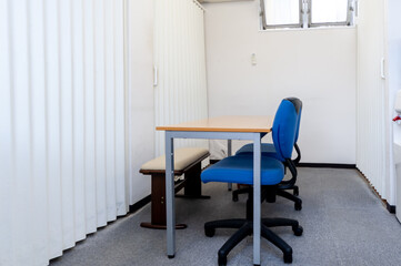 事務室　机とキャスター付きのオフィスチェア