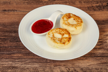 Cottage cheese pancakes with strawberry jam