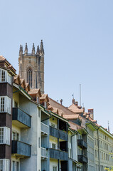 Obraz premium Fribourg, Freiburg, Kathedrale, St. Nikolaus, Altstadt, Altstadthäuser, Stadt, Stadtrundgang, historische Häuser, Sarine Fluss, Saane, Sommer, Schweiz