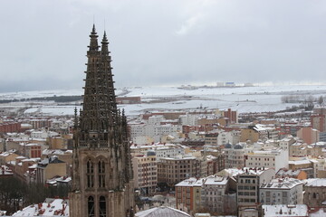 Ciudad y Catedral de Burgos cubierto de nieve