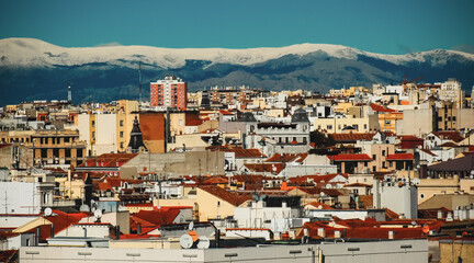Vistas de Madrid desde una azotea. Vista de la sierra nevada de fondo. 