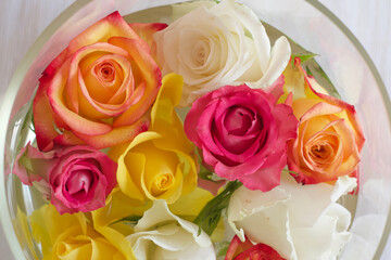 bunte rosenblüten gelb rosa pink weiss orange in runder vase von oben aufsicht
