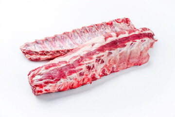 Rohe Spare Ribs St Louis Style von Schwein angeboten  as closeup auf weißem Hintergrund - isoliert
