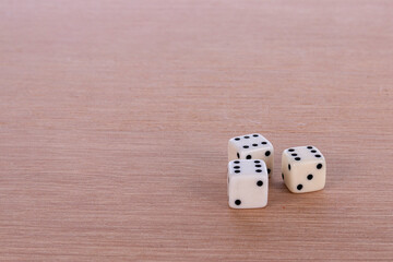 Peças de jogos de tabuleiros, dados e meeples.