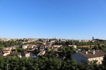 Fototapeta na wymiar Panorama sur Limoges par un magnifique ciel bleu