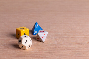 Marcadores e peças de jogos de tabuleiros e RPG.