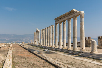 Fototapeta premium Ruins of the ancient city of Laodikeia in Pamukkale, Denizli, Turkey