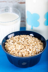 oat flakes in a glass bowl