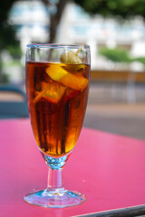 copa de vermut con limón y aceituna en la terraza de un bar