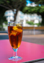 copa de vermut con limón y aceituna en la terraza de un bar