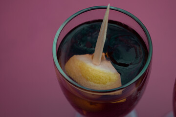 copa de vermut con limón y aceituna en la terraza de un bar