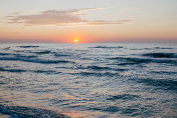 Fototapeta na wymiar Early morning sunrise over the sea or ocean