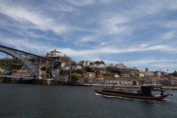 Obraz premium Boat Cruise Up the Douro River