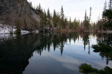 Obraz premium Glassy Lake in the Winter Forest