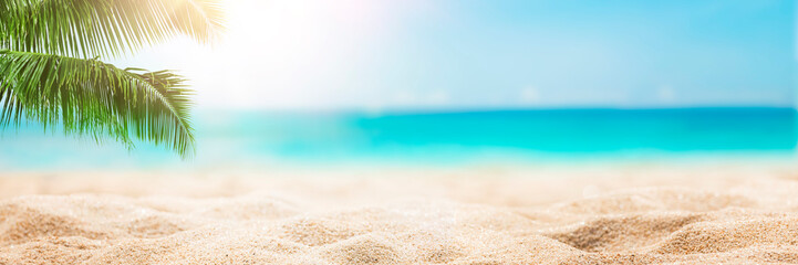 Sonniger tropischer Strand mit Palmen und türkisfarbenem Wasser, karibischer Inselurlaub, heißer Sommertag