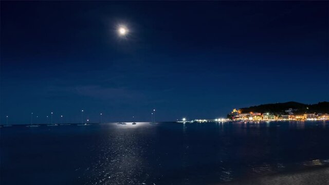 riflessi di luna sul mare