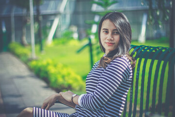 Naklejka premium Lady in the park with casual dress