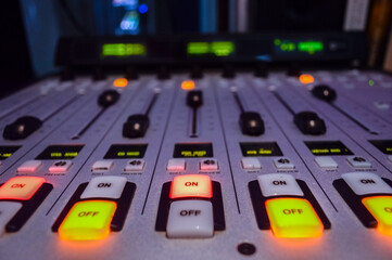 Consola de cabina de radio transmitiendo en vivo