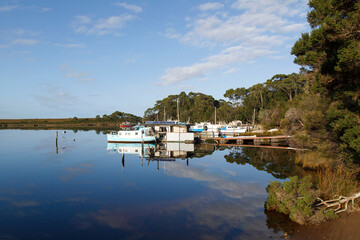 Obraz premium Boats moored in Strahan on the west coast of Tasmania.