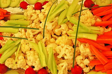 En cuisine : légumes crus coupés pour un plat apéritif.