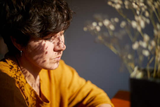 chica joven pensativa con sombra en la cara