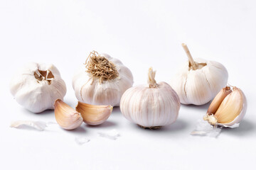 Obraz na płótnie Canvas fresh garlic on white background