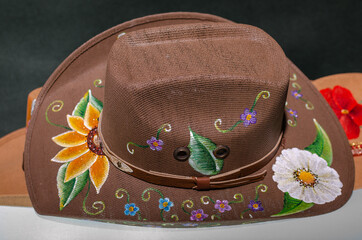 Sombrero decorado con flores pintadas