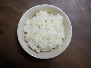 도자기 그릇에 담긴 흰밥 
