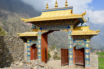 Crédence de cuisine en verre imprimé Manaslu Decorated entrance gate to a monastery in Nepal along the Manaslu Circuit trek
