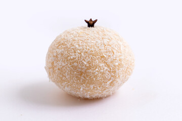 Beijinho, doce brasileiro típico de festas feito com leite condensado e coco e decorado com cravo, fotografado isolado com fundo branco  