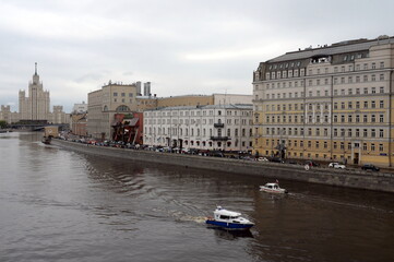 View of the Moscow River and Raushskaya Embankment from the Bolshoi Moskvoretsky Bridge