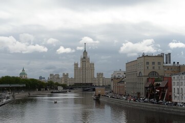 Fototapeta na wymiar View of the Moscow River and Raushskaya Embankment from the Bolshoi Moskvoretsky Bridge