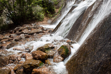 Naklejka premium Smooth waterfall