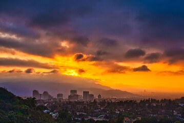 Obraz premium Glendale California during sunset surrounded by mountains.