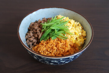 三色丼