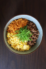 三色丼