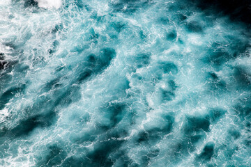 Fototapeta premium Niebiesko-biała fala tworząca wzór oceanu, perspektywa powietrzna.