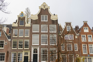Fototapeta na wymiar The internal courtyard of Begijnhof, one of the oldest hofjes in Amsterdam