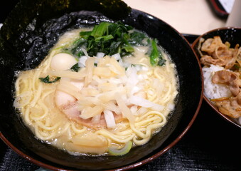 豚骨塩ラーメン