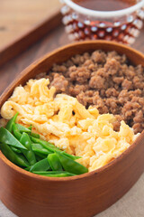 三色丼のお弁当