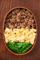 三色丼のお弁当