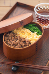 三色丼のお弁当