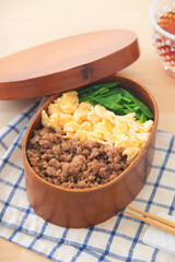 三色丼のお弁当